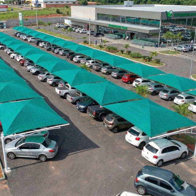 Toldo Sombrite instalado em área externa para gerar sombra e ventilação natural com proteção contra raios solares.